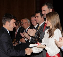 Doña Letizia entrega la acreditación en la categoría de Deporte al piloto de Formula 1, Fernando Alonso